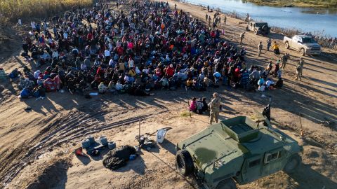 Las tropas de la Guardia Nacional de Texas vigilan a algunos de los más de 1,000 inmigrantes que habían cruzado el Río Grande.