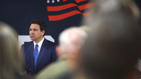 DeSantis criticó el fallo de la Corte Supema de Colorado de prohibir la candidatura de Trump en ese estado.