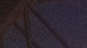 Un agente de la Patrulla Fronteriza vigila a más de 2.000 migrantes en un centro de procesamiento de campo en Eagle Pass, Texas.