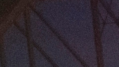 Un agente de la Patrulla Fronteriza vigila a más de 2.000 migrantes en un centro de procesamiento de campo en Eagle Pass, Texas.