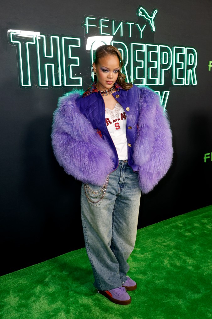 Rihanna posando en un evento.