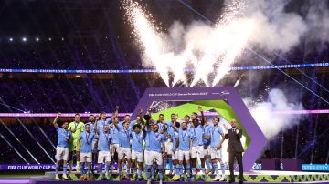 Manchester City levantando su primer Mundial de Clubes.