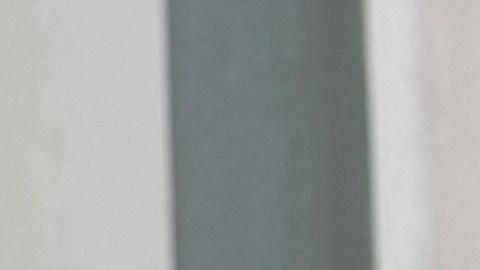 Un ramo de flores en la valla justo enfrente del apartamento de la planta baja, donde se descubrieron los cuerpos de una mujer y sus cuatro hijos, en Meaux, al este de París.