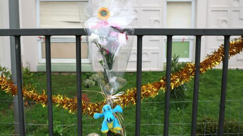Un ramo de flores en la valla justo enfrente del apartamento de la planta baja, donde se descubrieron los cuerpos de una mujer y sus cuatro hijos, en Meaux, al este de París.