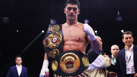 Dmitry Bivol venció fácilmente a Lyndon Arthur en la cartelera 'Day of Reckoning'