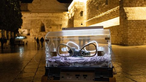 Una instalación que muestra al niño Jesús en una incubadora en solidaridad con los niños de Gaza, este 24 de diciembre en Belén.