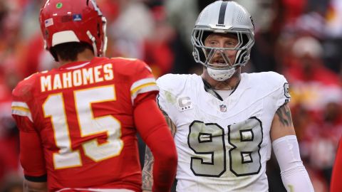 Maxx Crosby, de Las Vegas Raiders, y Patrick Mahomes de los Kansas City Chiefs.