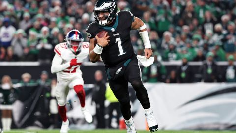 El jugador de los Eagles logró imponer un nuevo récord de más touchdowns por tierra en una temporada.