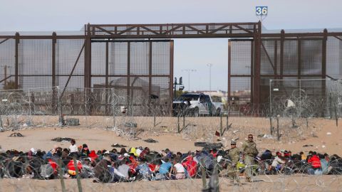 Migrantes saturan frontera entre EE.UU. y México pese a promesas de Andrés Manuel López Obrador