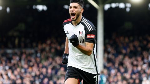 Raúl Jiménez celebra luego de marcarle al Arsenal.