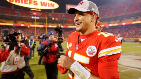 Patrick Mahomes sonríe luego del triunfo de Kansas City Chiefs ante Cincinnati Bengals.