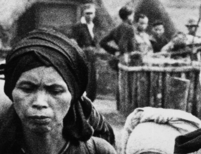 Alrededor de 1970: un grupo de refugiados vietnamitas. (Foto de Three Lions/Getty Images)