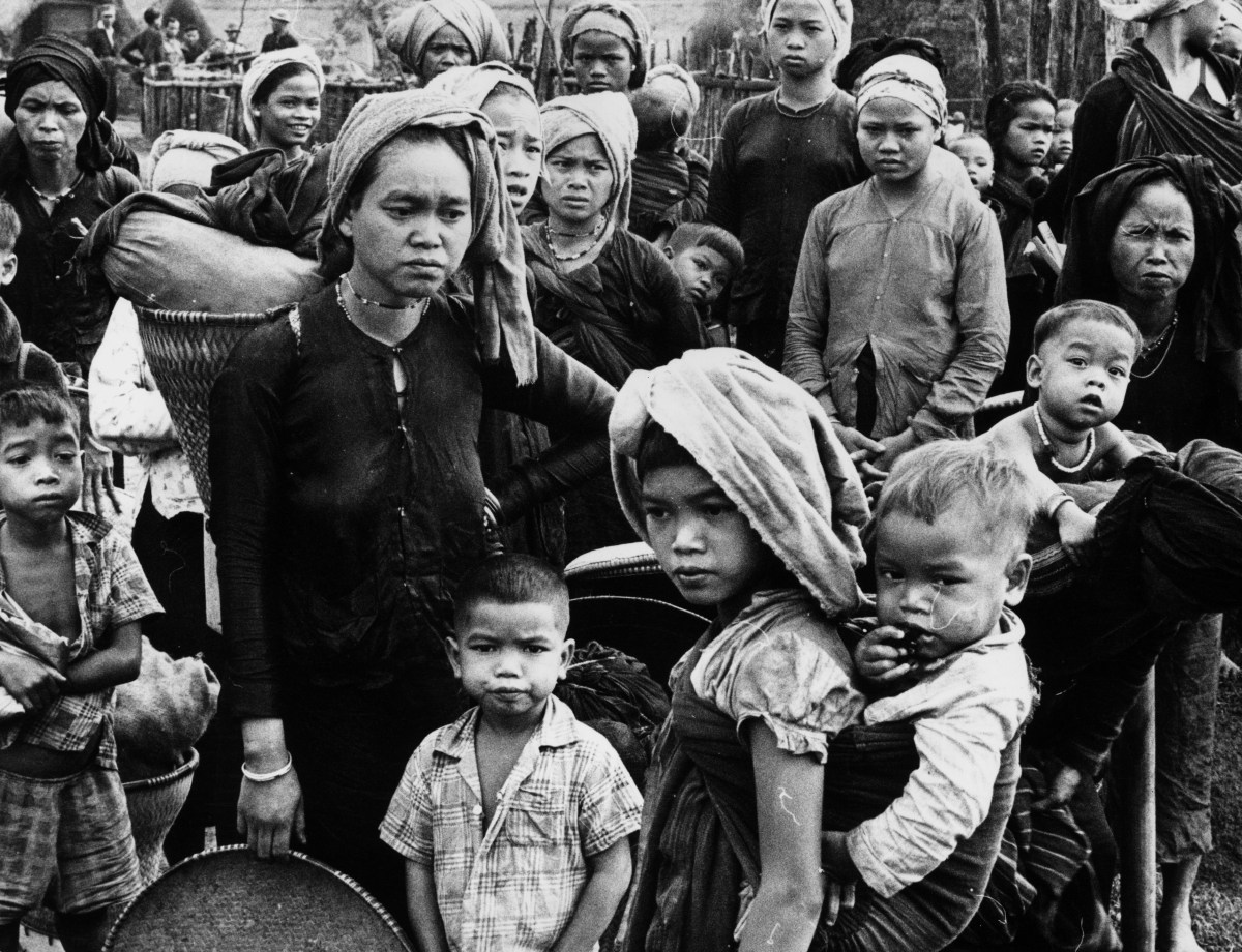 Alrededor de 1970: un grupo de refugiados vietnamitas. (Foto de Three Lions/Getty Images)