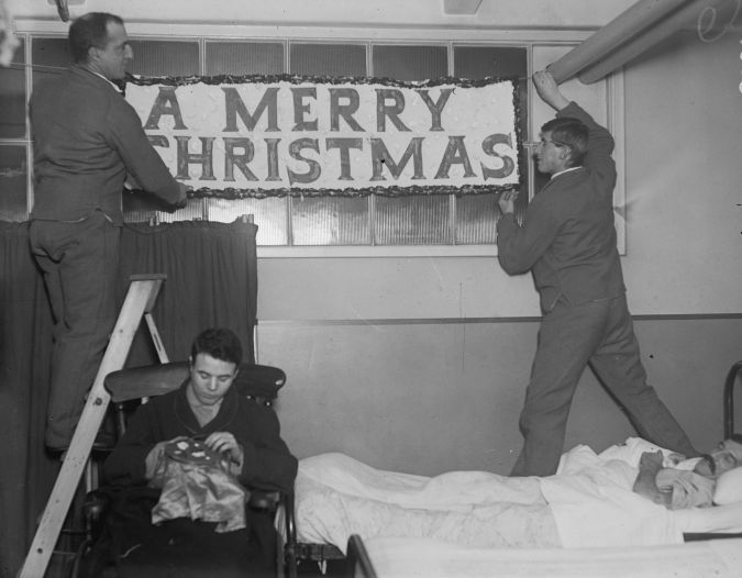 Soldados poniendo adornos navideños en un hospital militar durante la Primera Guerra Mundial. (Foto de Topical Press Agency/Getty Images)