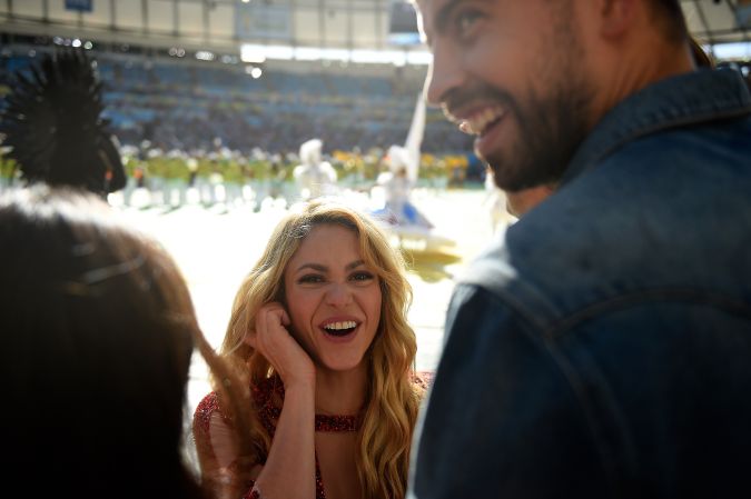 Shakira y Gerard Piqué posando en un evento deportivo.