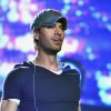 Enrique Iglesias actuando en un show.