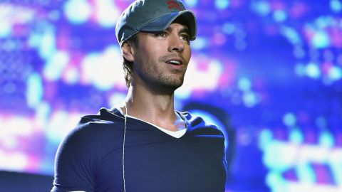 Enrique Iglesias actuando en un show.