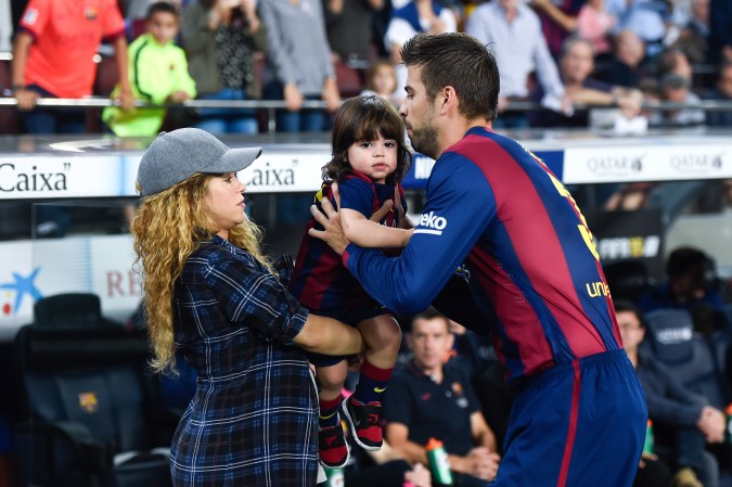 Shakira y Gerard Piqué interactuando previo a un partido de futbol.
