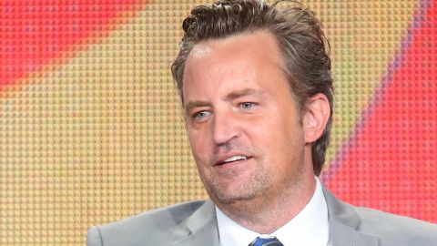 Matthew Perry participando en un evento.