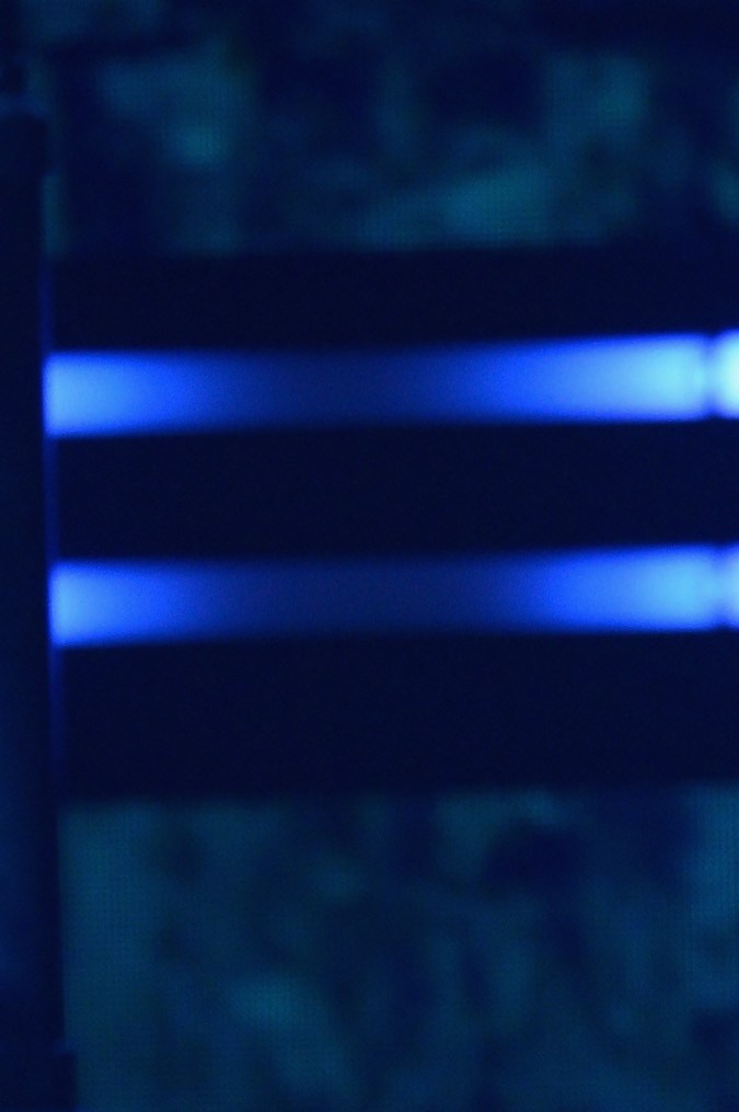 Ricardo Arjona actuando en un show.