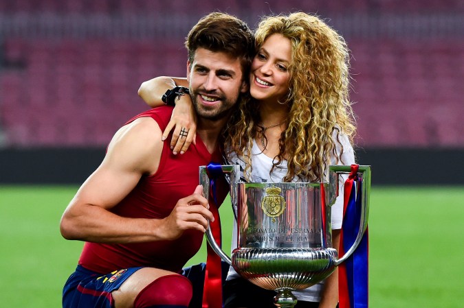 Shakira y Gerard Piqué posando en un evento deportivo.