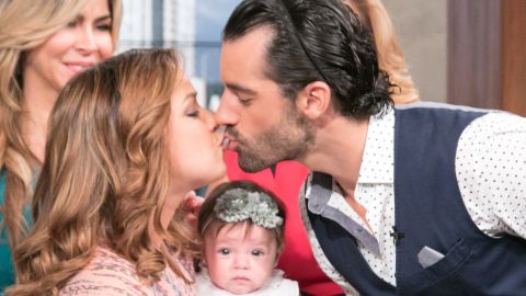 Adamari López y Toni Costa con su hija en 2015.