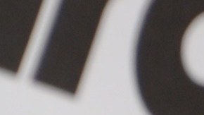 Shakira y Gerard Piqué posando juntos en una alfombra roja.