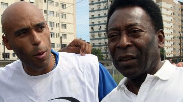 Edinho (L) y Pelé (R) comparten durante un evento de la justicia brasileña contra las drogas en 2007.