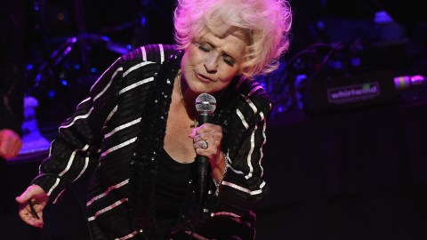 Brenda Lee actuando en un concierto.