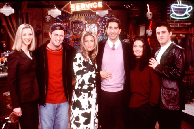 Matthew Perry posando junto al elenco de Friends,