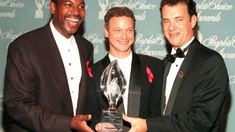 Tom Hanks y Gary Sinise posando en un evento.