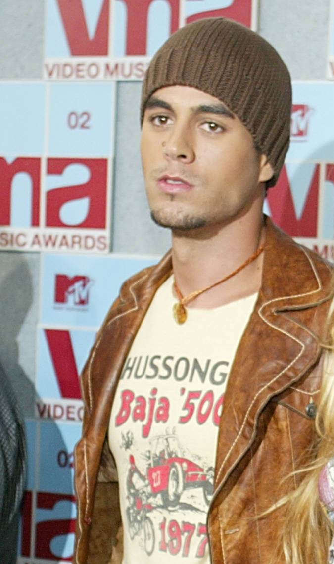 Enrique Iglesias y Anna Kurnikova posando en una alfombra roja.