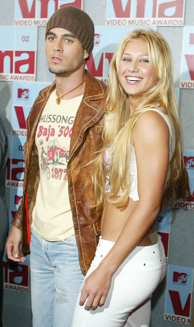 Enrique Iglesias y Anna Kurnikova posando en una alfombra roja.