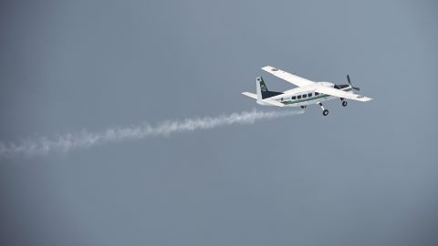 Un video capta el momento en el que el YouTuber se lanza de la avioneta antes de que se estrelle.