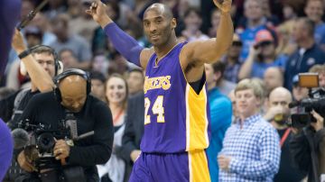Kobe Bryant usa el uniforme que recientemente fue subastado por casi medio millón de dólares.