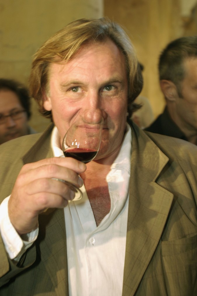 Gérard Depardieu participando en un evento.