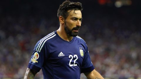 Ezequiel Lavezzi jugando para la selección de Argentina.