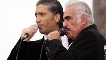 Alejandro Fernández y Vicente Fernández actuando juntos.