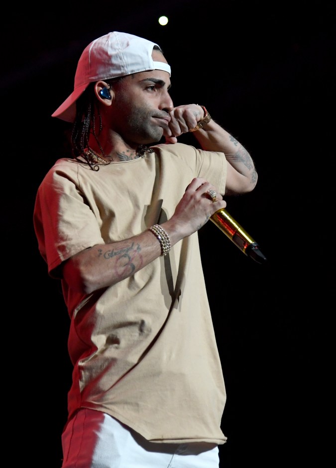 Arcángel actuando en un show en vivo.