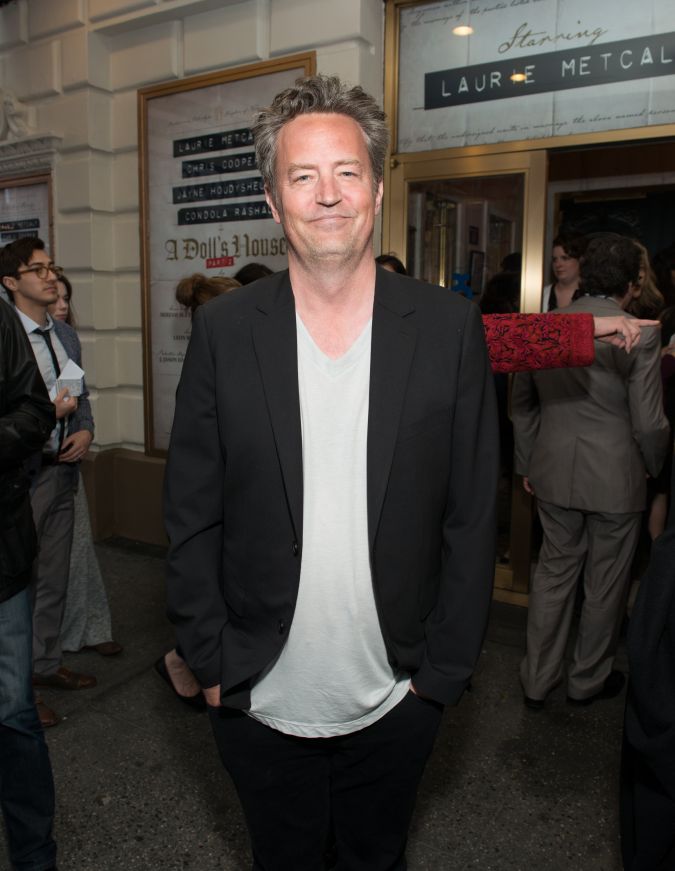 Matthew Perry participando en un evento.