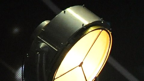 Ricardo Arjona actuando en un concierto.
