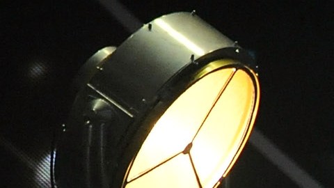 Ricardo Arjona actuando en un concierto.
