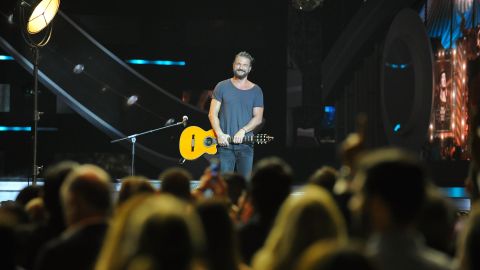 Ricardo Arjona actuando en un concierto.