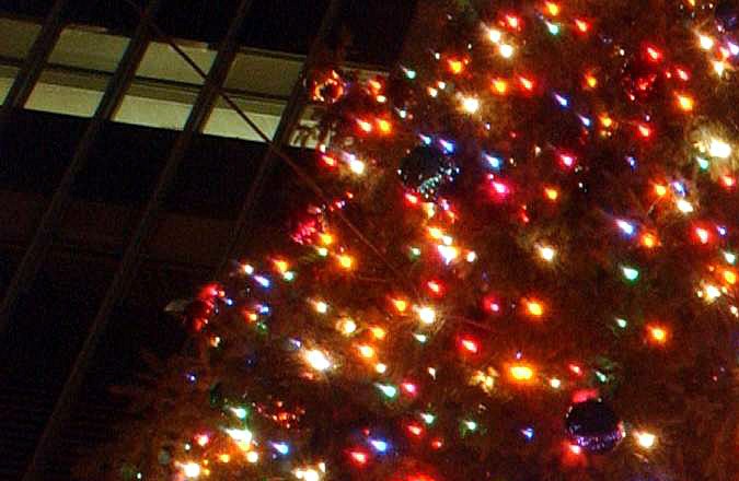 Las luces navideñas adornan Wall Street en la ciudad de Nueva York. (Foto de Darren McCollester/Getty Images)