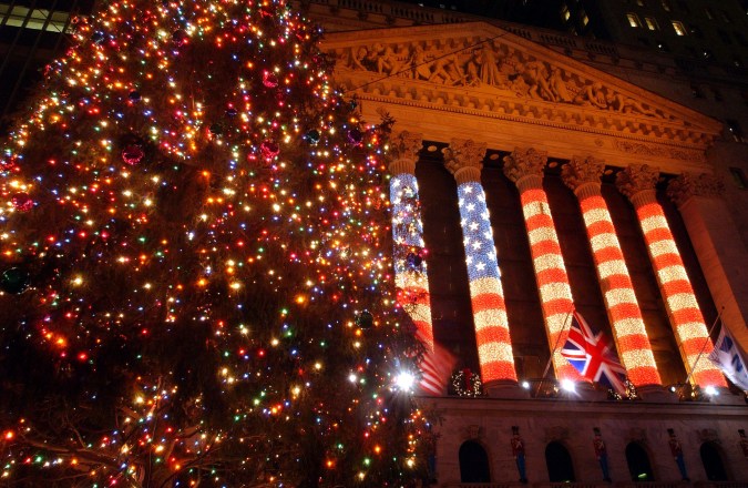 Las luces navideñas adornan Wall Street en la ciudad de Nueva York. (Foto de Darren McCollester/Getty Images)