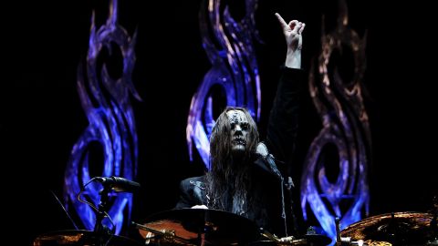 Joey Jordison actuando en un show.