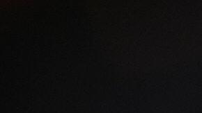 Matthew Perry posado en una alfombra roja.