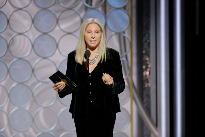 Barbra Streisand participando en un show.