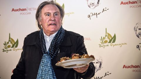 Gérard Depardieu participando en un evento.