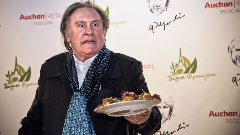 Gérard Depardieu participando en un evento.